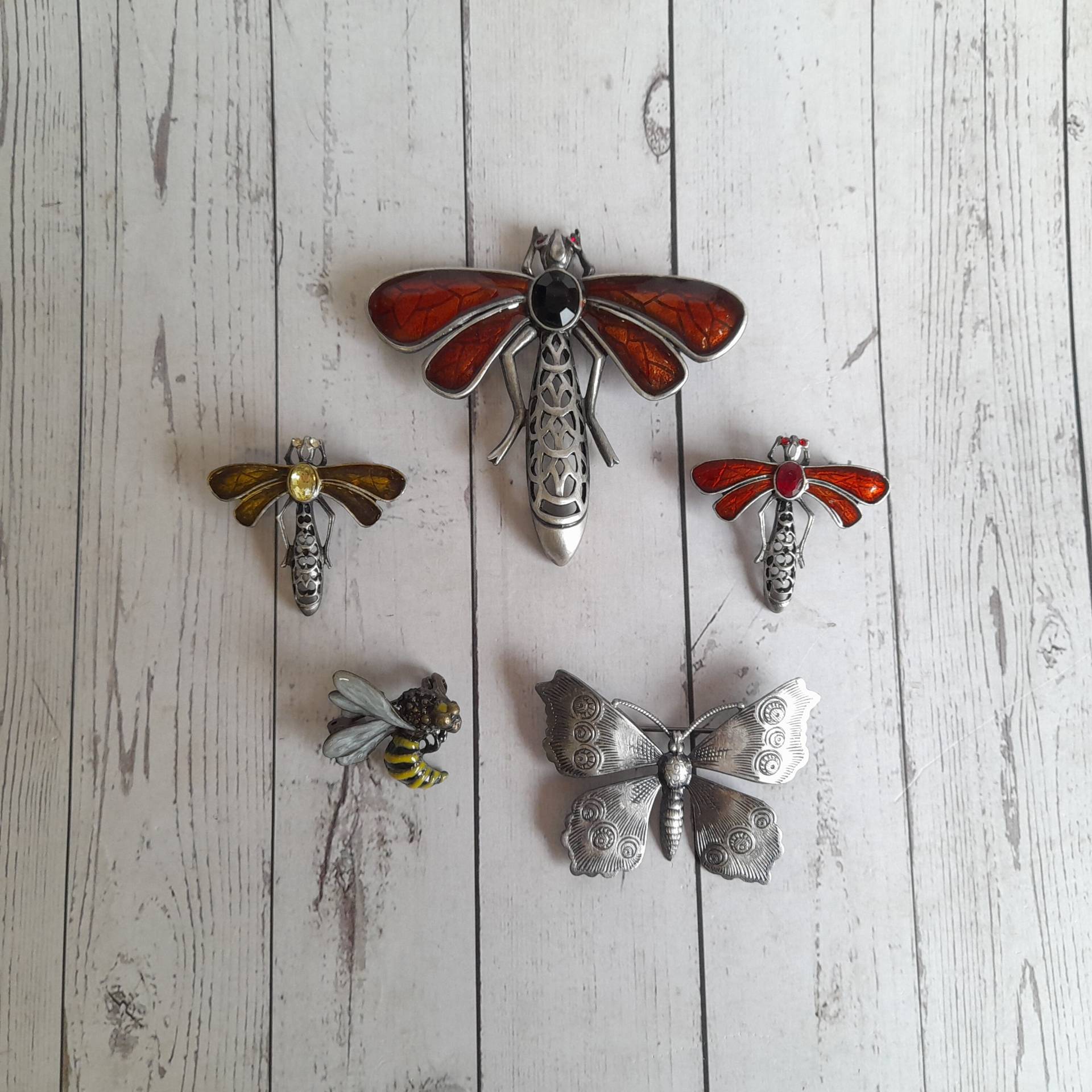 Broschen Mit Farbigen Emaille Libellen Groß Und Klein, Rot Beige, Biene Schmetterling, Handgefertigt, Made in Czech Republik Broschen Mit Farbigen Emaille Libellen Groß Und Klein, Rot Beige, Biene Schmetterling, Handgefertigt, Made in Czech Republik von AntikGift