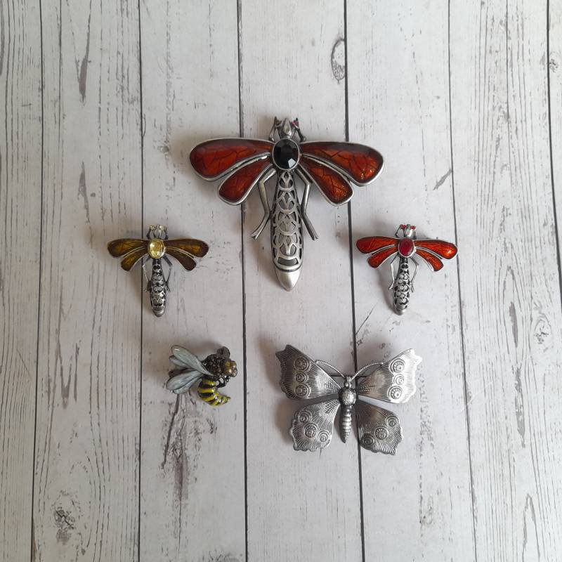Broschen Mit Farbigen Emaille Libellen Groß Und Klein, Rot Beige, Biene Schmetterling, Handgefertigt, Made in Czech Republik Broschen Mit Farbigen Emaille Libellen Groß Und Klein, Rot Beige, Biene Schmetterling, Handgefertigt, Made in Czech Republik von AntikGift