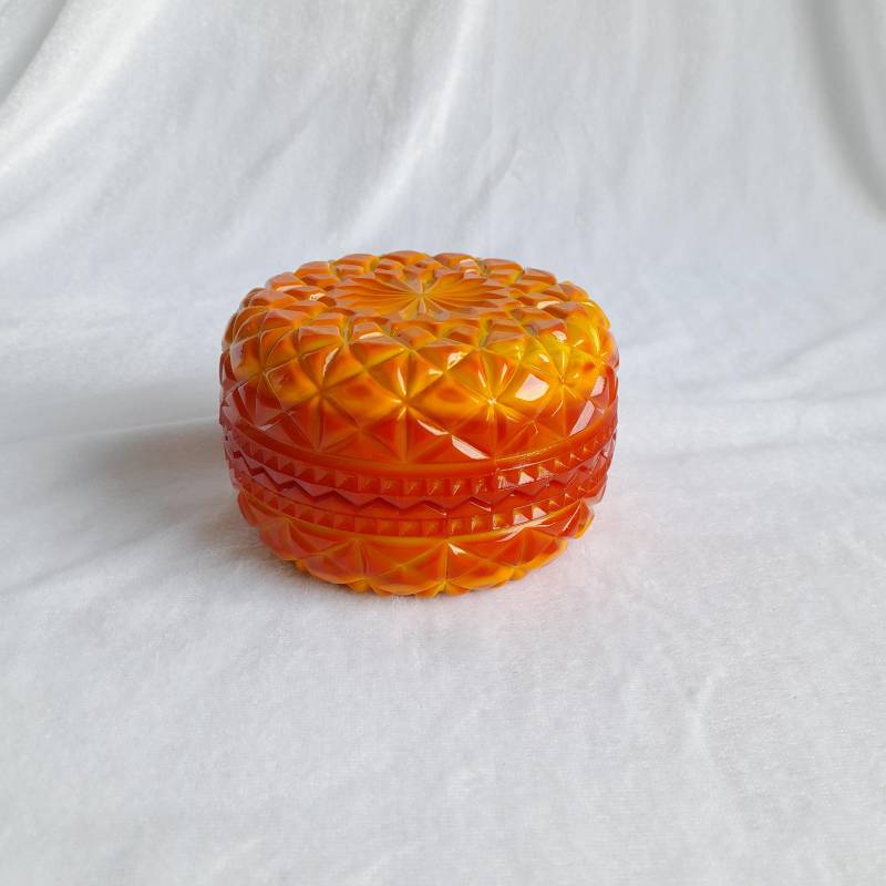 Orangefarbenes Art Deco Schmuckkästchen Aus Malachitglas Bernsteinfarbener Deckel Mit Blumenmotiv Orangefarbenes Art Deco Schmuckkästchen Aus Malachitglas Bernsteinfarbener Deckel Mit Blumenmotiv von AntikGift
