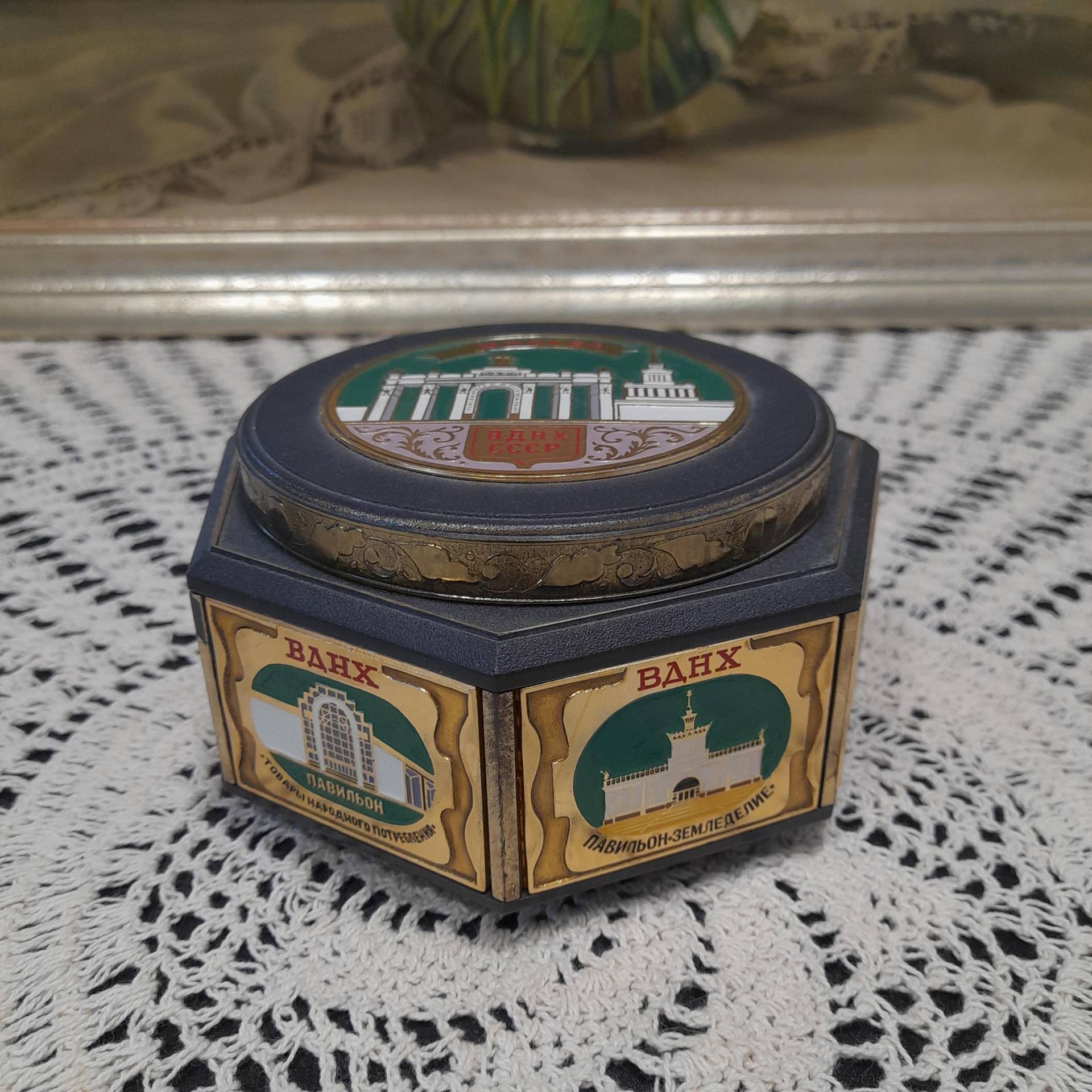 Vintage Moskauer Schmuckschatulle Bakelit Sechseckig, Ausstellung Der Nationalen Wirtschaftlichen Errungenschaften, Udssr, 1950Er Jahre Vintage Moskauer Schmuckschatulle Bakelit Sechseckig, Ausstellung Der Nationalen Wirtschaftlichen Errungenschaften, Udssr, 1950Er Jahre von AntikGift