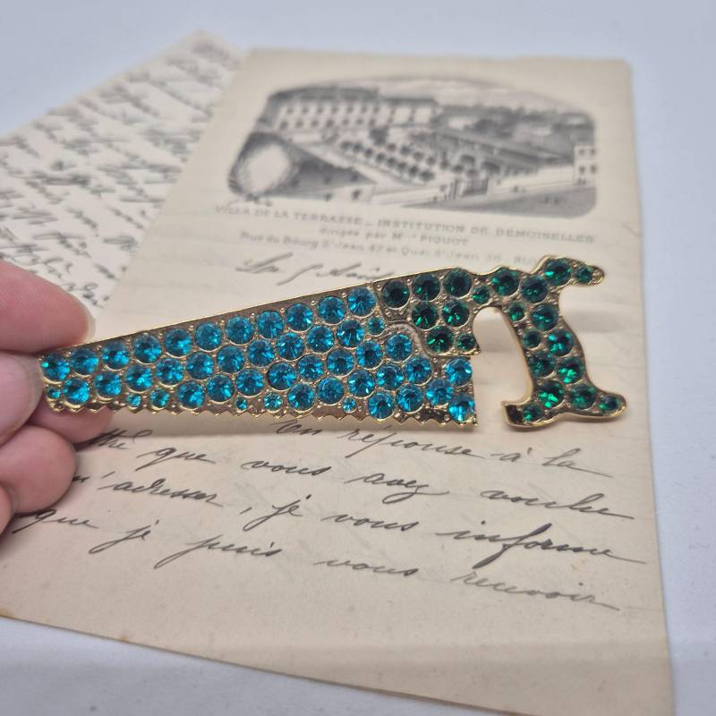 50Er Jahre Große Antik Brosche Werkzeug Modeschmuck Gold Grün Blau Strasssteine Säge Handwerker von AntikStorys