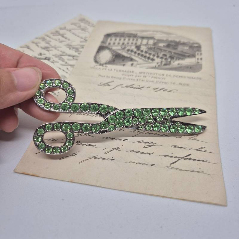 50Er Jahre Große Antik Brosche Werkzeug Modeschmuck Silber Grün Strasssteine Schere Handwerker von AntikStorys