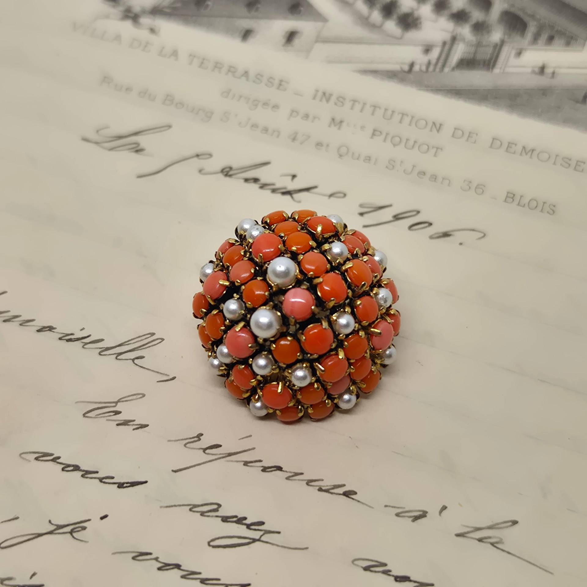 50Er Jahre Vintage Brosche Antik Gold Korallfarbend Unechte Perlen Nummer 41 von AntikStorys