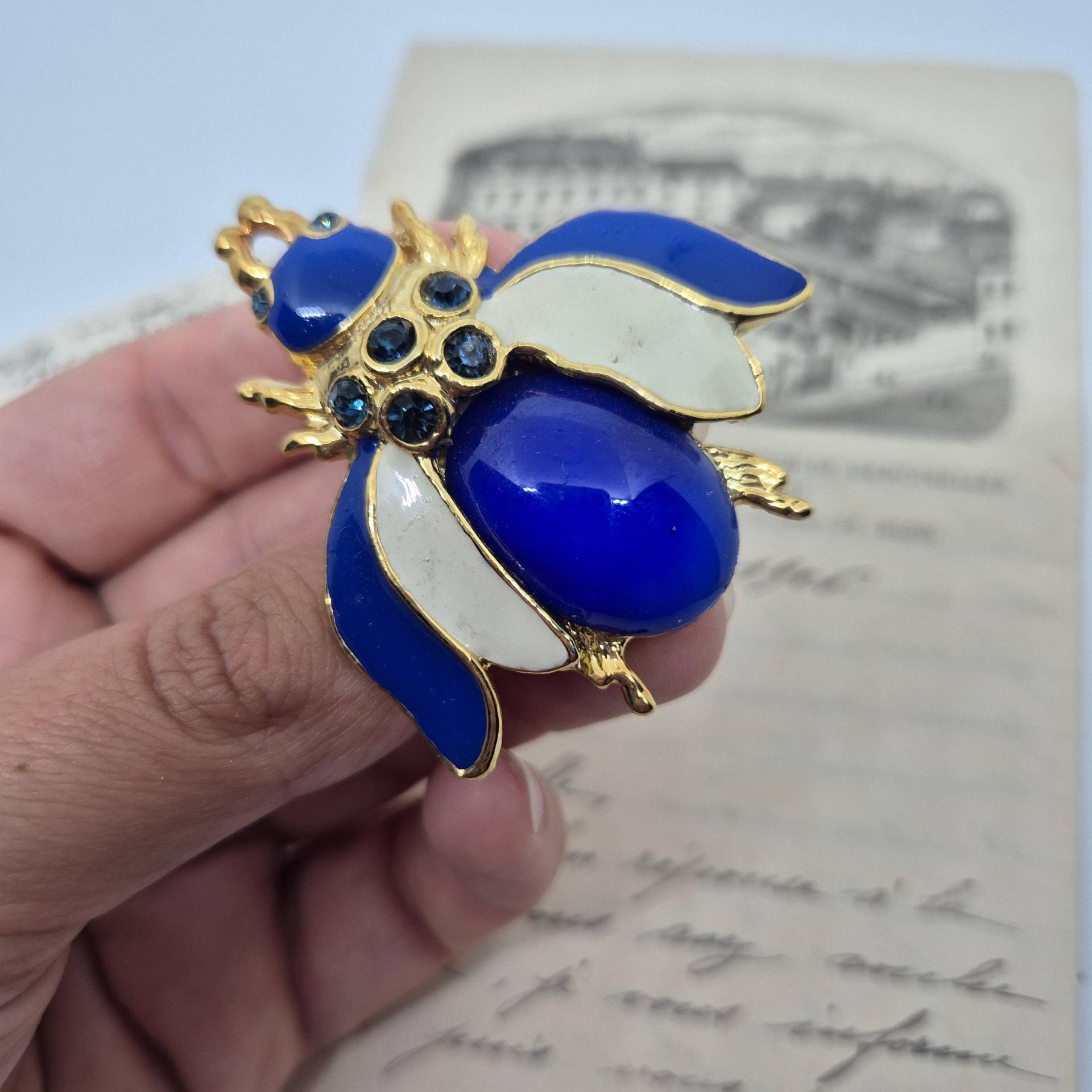 50Er Jahre Vintage Brosche Großer Käfer Biene Blau Weiß Gold Strass 5cm von AntikStorys