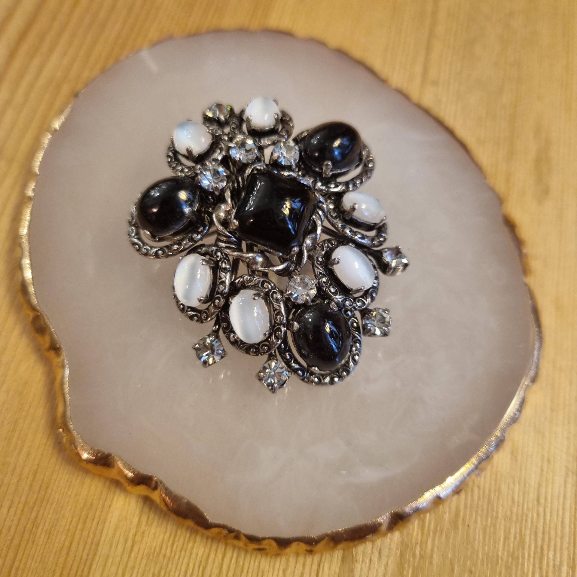 Brosche 50Er Jahre "Miss Kate" Schwarz Weiß Vintage von AntikStorys