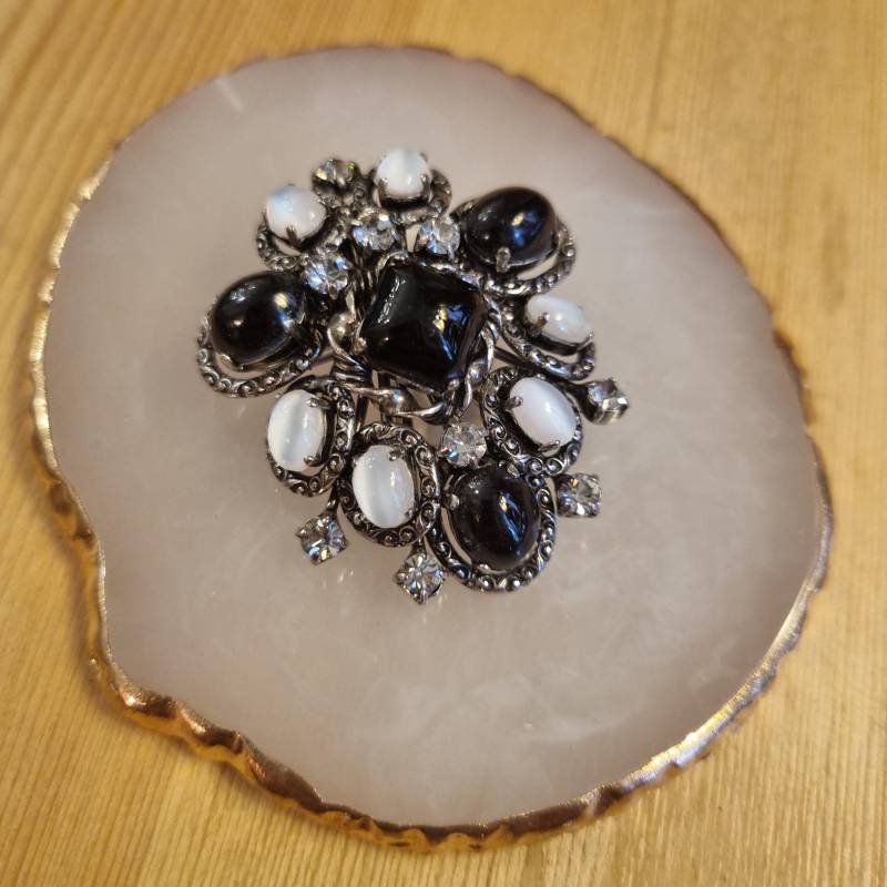 Brosche 50Er Jahre "Miss Kate" Schwarz Weiß Vintage von AntikStorys