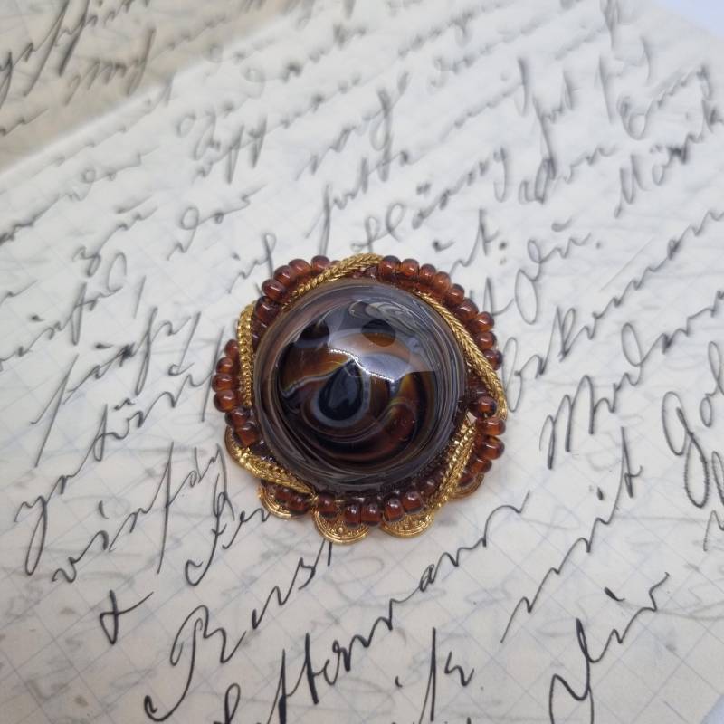 Einzigartige Runde Antik Brosche Aus Den 50Ern Modeschmuck "Perlenarbeit Gold-Braun" von AntikStorys