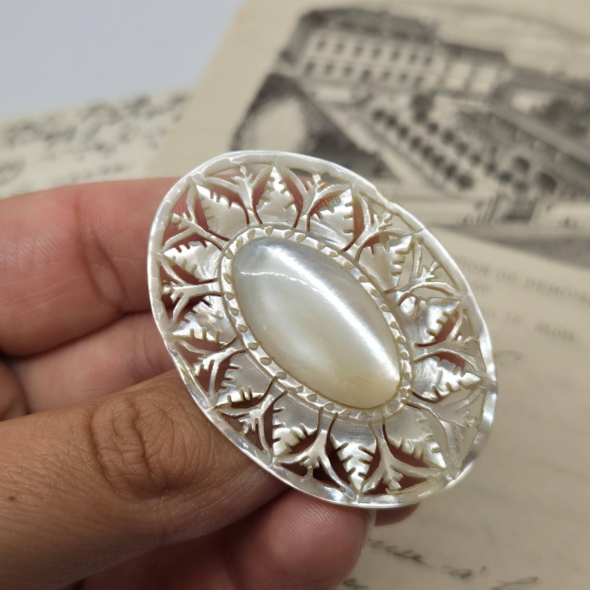 Handgeschnitzte Antik Brosche Aus Den 50Ern Modeschmuck Perlmutt von AntikStorys