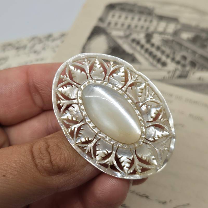 Handgeschnitzte Antik Brosche Aus Den 50Ern Modeschmuck Perlmutt von AntikStorys