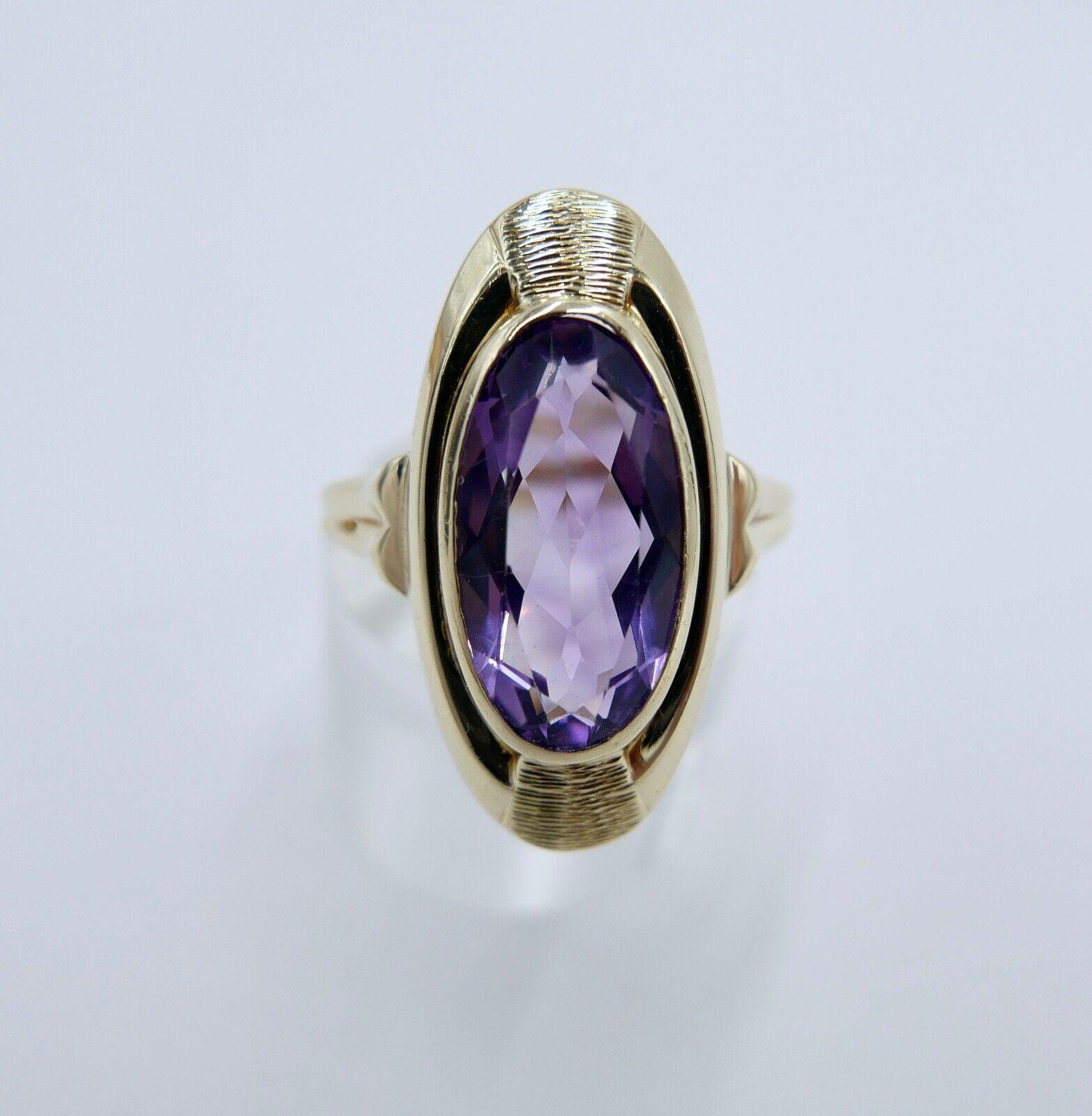 50Er Jahre Damenring Gold 585/14K Mit Oval Lila Amethyst Gr. 61 50Er Jahre Damenring Gold 585/14K Mit Oval Lila Amethyst Gr. 61 von AntikhandelStuttgart