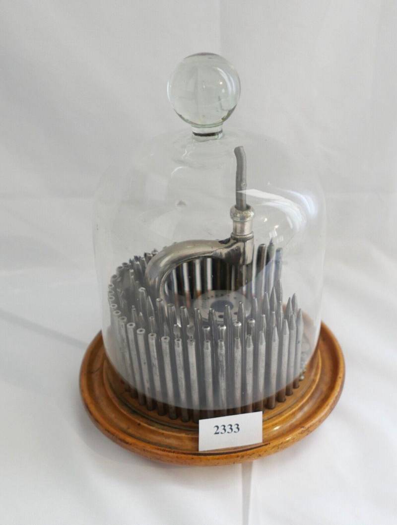 Altes Uhrmacherwerkzeug Triebnietmaschine Hinter Original Glaskuppel Altes Uhrmacherwerkzeug Triebnietmaschine Hinter Original Glaskuppel von AntikhandelStuttgart