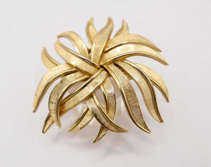 Große Trifari Designer Blatt Brosche Damen Vergoldet Floral 56mm von AntikhandelStuttgart