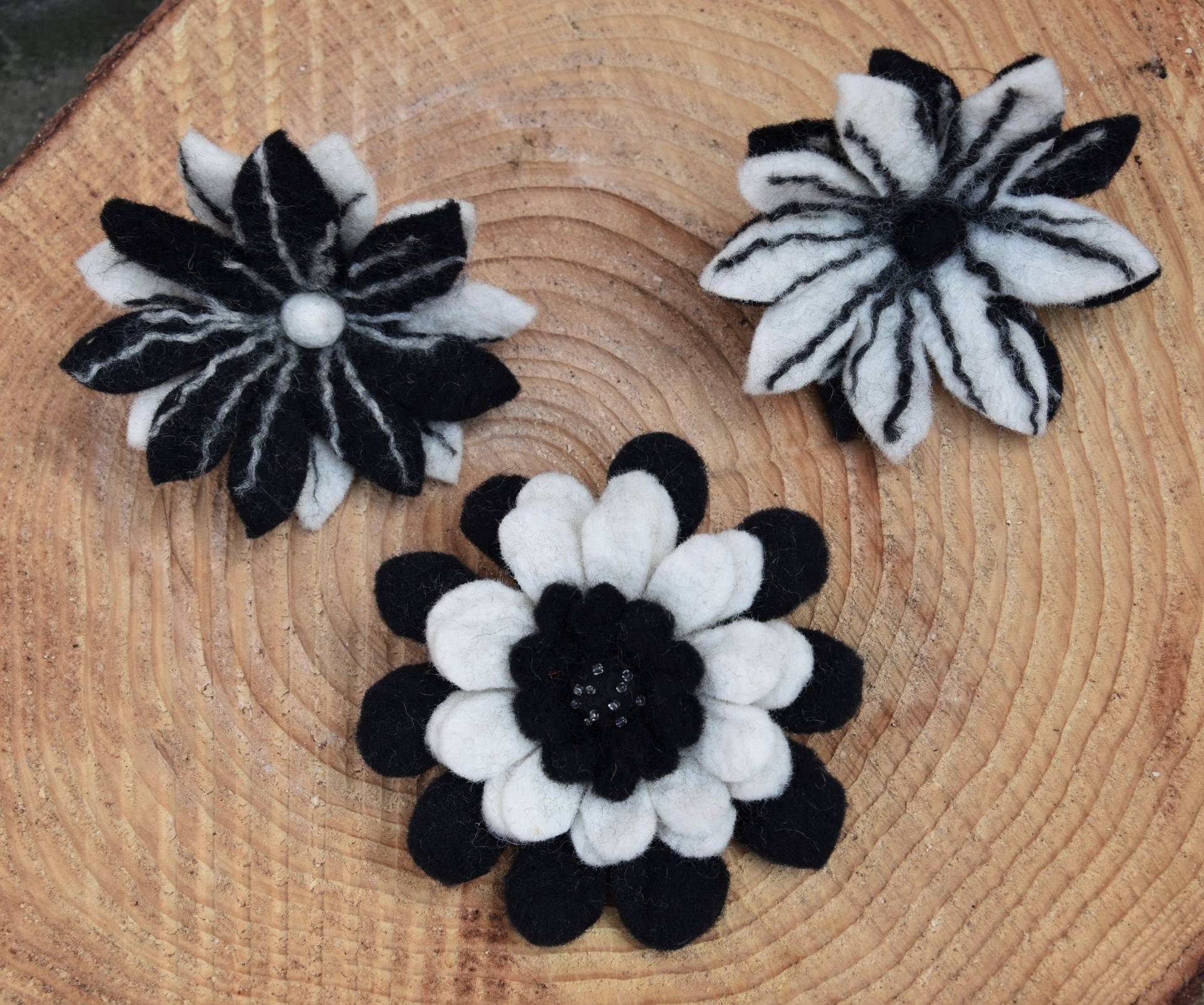 Filz Blume Ansteckblume Schwarz Weiß Handgefilzt Accessoires Blüte Deko Flower Power Filzblume Hippie von Antimja