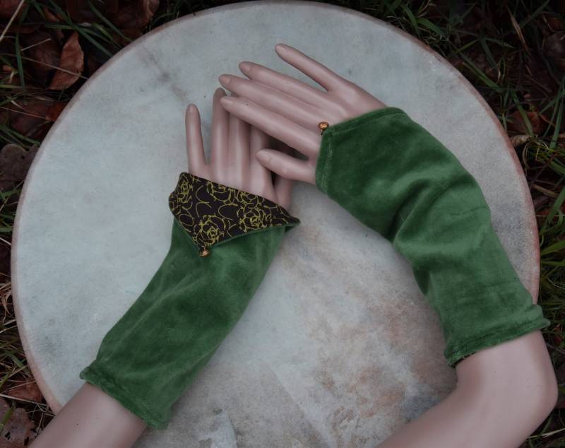 Grüne Handstulpen Samt Pulswärmer Dekorative Armstulpen Grün Wendbar Elfen Feen Stulpen Goa Hippie Glöckchen von Antimja
