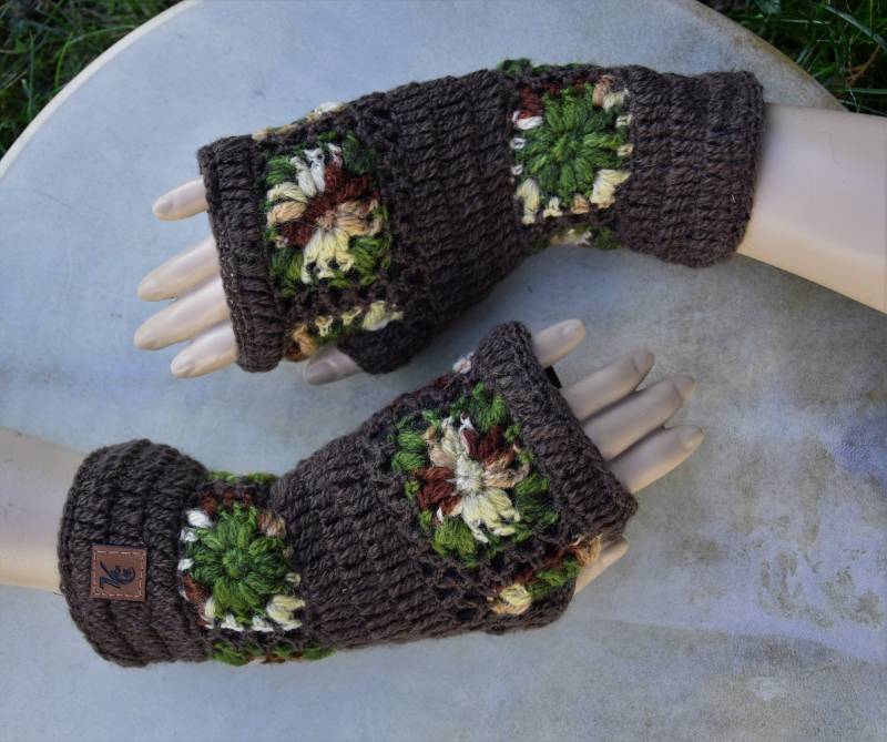 Häkel Handstulpen Blume Pulswärmer Flower Power Winterstulpen Braun Wollstulpen Hippie Stulpen Gehäkelt Gefütterte von Antimja