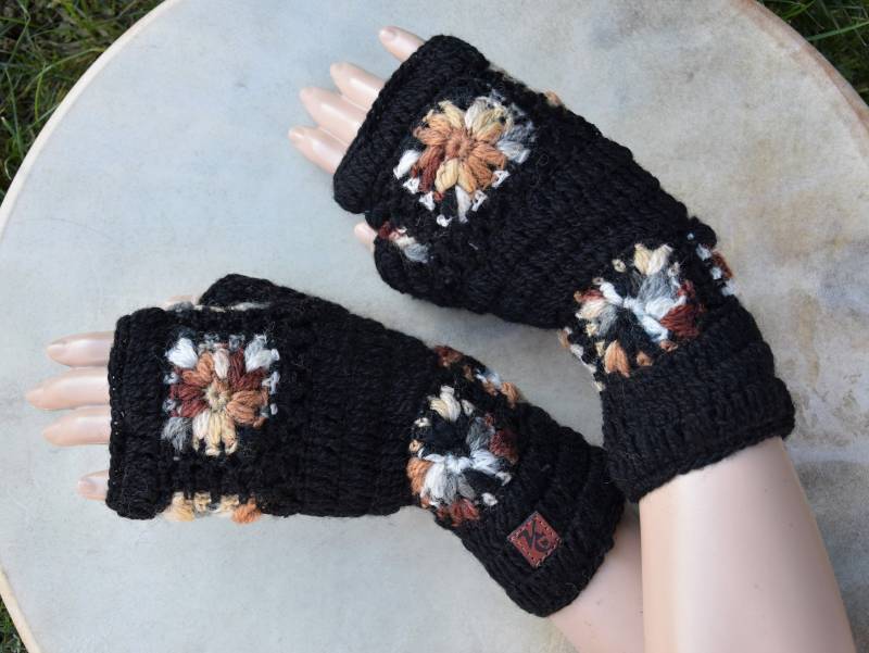 Häkel Handstulpen Blume Pulswärmer Flower Power Winterstulpen Schwarz Wollstulpen Hippie Stulpen Gehäkelt Gefütterte von Antimja