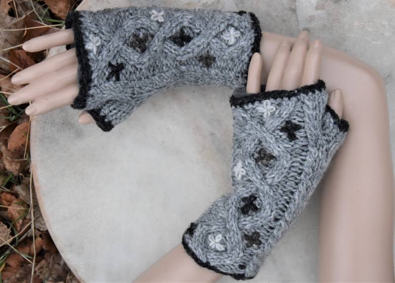 Handgestrickte Handstulpen Gefütterte Woll Stulpen Bestickte Hand Armstulpen Grau Dekorative Hippie Blumen Pulswärmer von Antimja