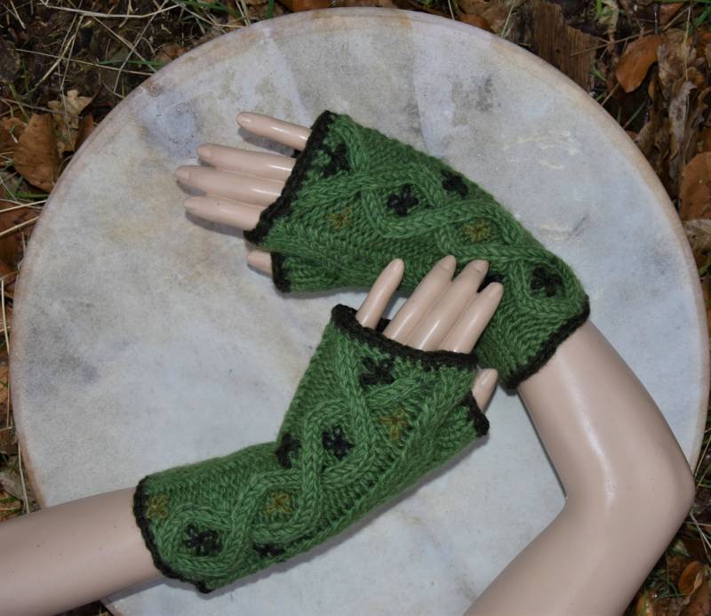 Handgestrickte Handstulpen Grün Gefütterte Woll Stulpen Bestickte Hand Armstulpen Dekorative Hippie Blumen Pulswärmer von Antimja