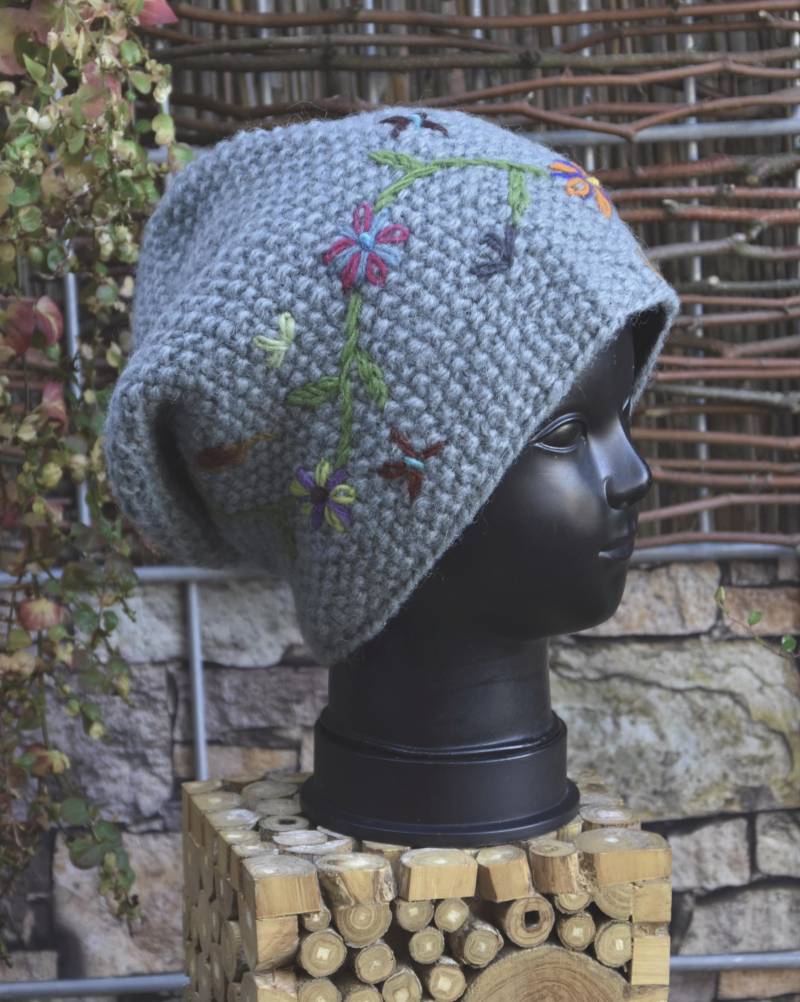 Handgestrickte Mütze Schafwolle Beanie Blumen Winter Bestickt Hippie Wollmütze Bestickte Strickmütze Flower Power von Antimja