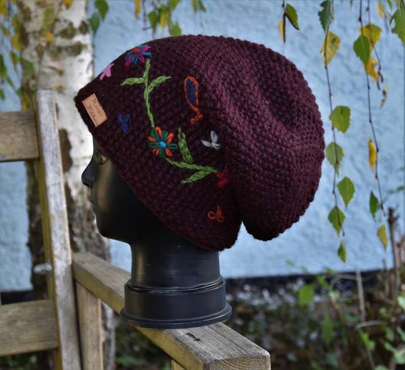 Handgestrickte Mütze Schafwolle Beanie Bordeaux Blumen Winter Hippie Strickmütze Bestickte Gefüttert Flower Power von Antimja