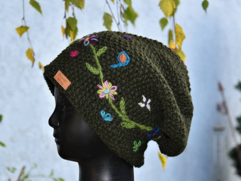Handgestrickte Mütze Schafwolle Beanie Grün Blumen Winter Hippie Strickmütze Bestickte Gefüttert Flower Power von Antimja