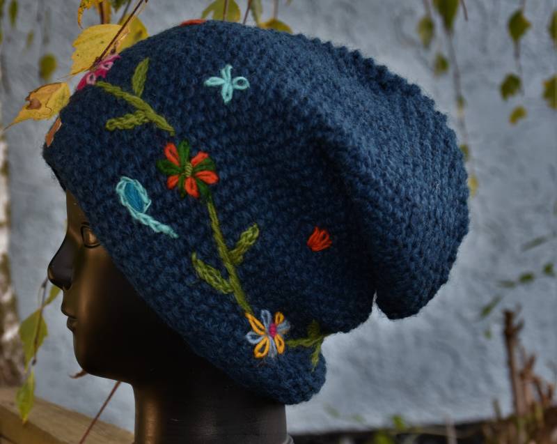 Handgestrickte Mütze Schafwolle Beanie Petrol Blumen Winter Hippie Strickmütze Bestickte Gefüttert Flower Power von Antimja