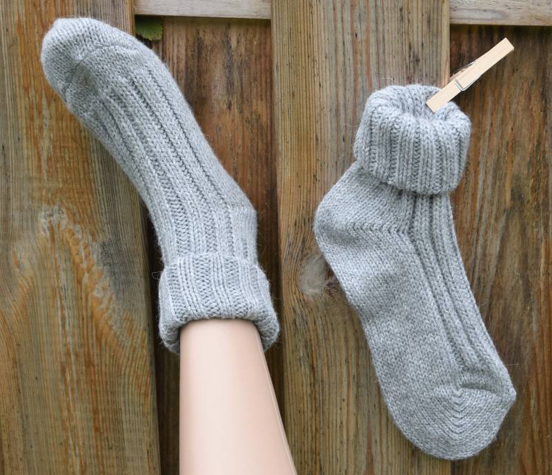 Socken Mit Alpaka Wolle Hell Grau Umschlag Winter 35-46 Warme Kuschel Haussocken von Antimja