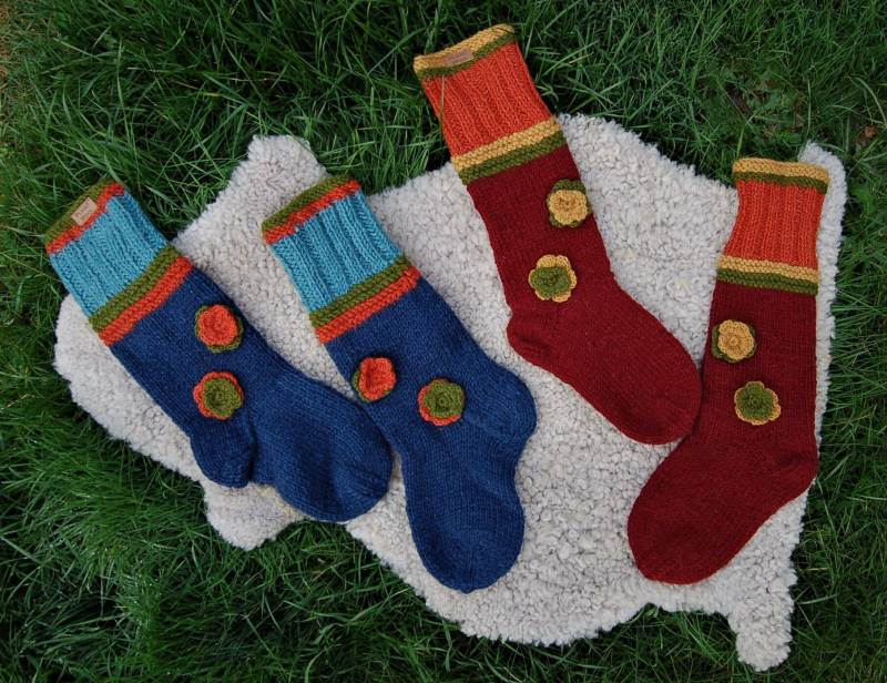 Strümpfe Schafwolle Bunt Blume Wollstrümpfe Handgestrickt Mit Blumen Winter Strick Woll Häkelblumen Socken von Antimja