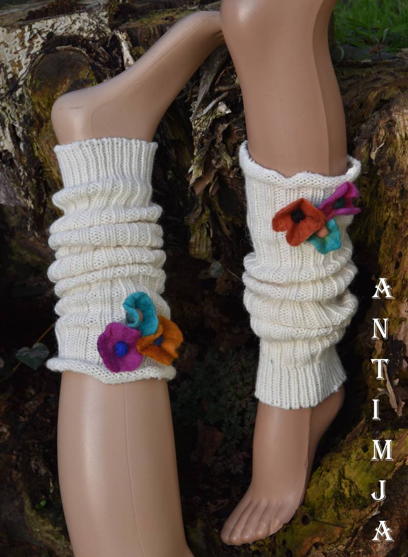 strick Beinstulpen Mit Filzblüten Wollweiß Leg Warmers Beinlinge Boot Toppers Hippie Bein Wollstulpen Filzblume von Antimja