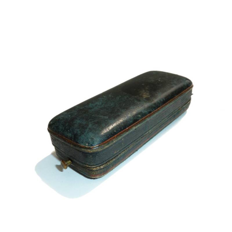 Dunkel Grün Antikleder Stick Pin Box Marine Samt Mit Rot Satin von AntiqueAnimalJewelry