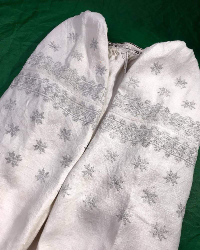 Antikes Natürliches Farbstoff Besticktes Hemd Interessantes Kleid Weiß Auf Bestickt Ress Weißes Langes Weinlesekleid von AntiqueClothesUA