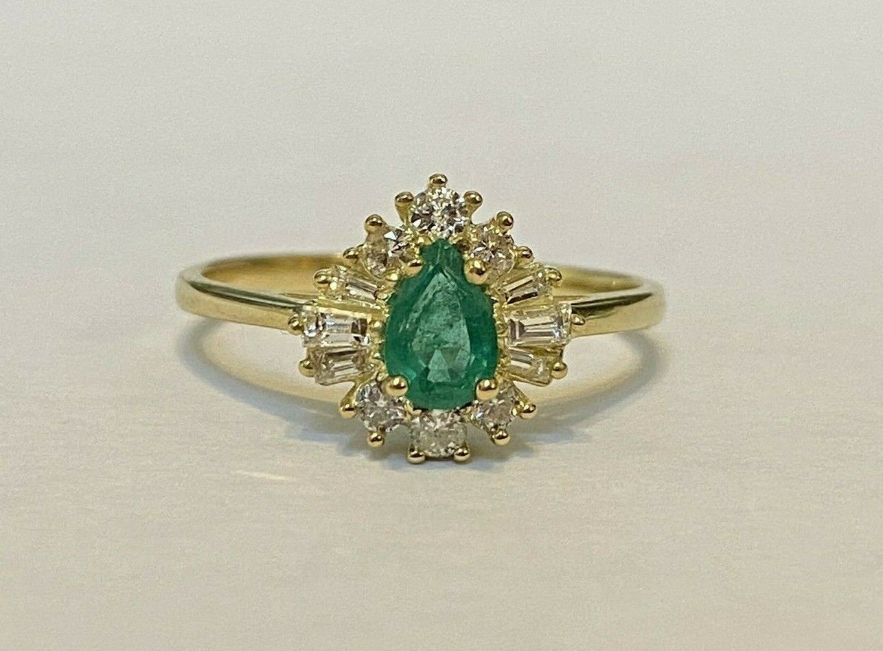 1989 18Ct Gelbgold Smaragd Diamant Tropfen Sunburst Cluster Ring Größe P 1/2 von AntiqueJewellers