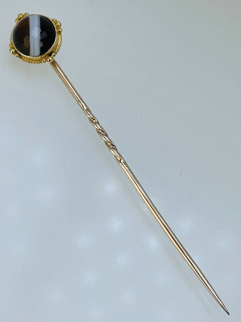 Antike Gebänderte Achat 9 Karat Gold Krawattennadel Runde Cabochon 2, 1 Gramm Barley Twist von AntiqueJewellers