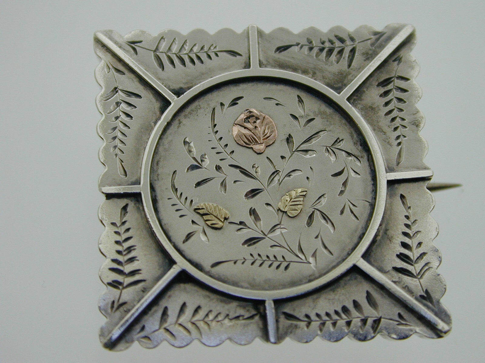 Antike Silberne Blumen Locket Back Brosche Mit Farbakzenten, Hergestellt Im Jahr 1881 von AntiqueJewellers