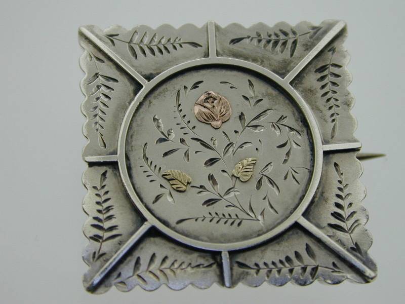 Antike Silberne Blumen Locket Back Brosche Mit Farbakzenten, Hergestellt Im Jahr 1881 von AntiqueJewellers