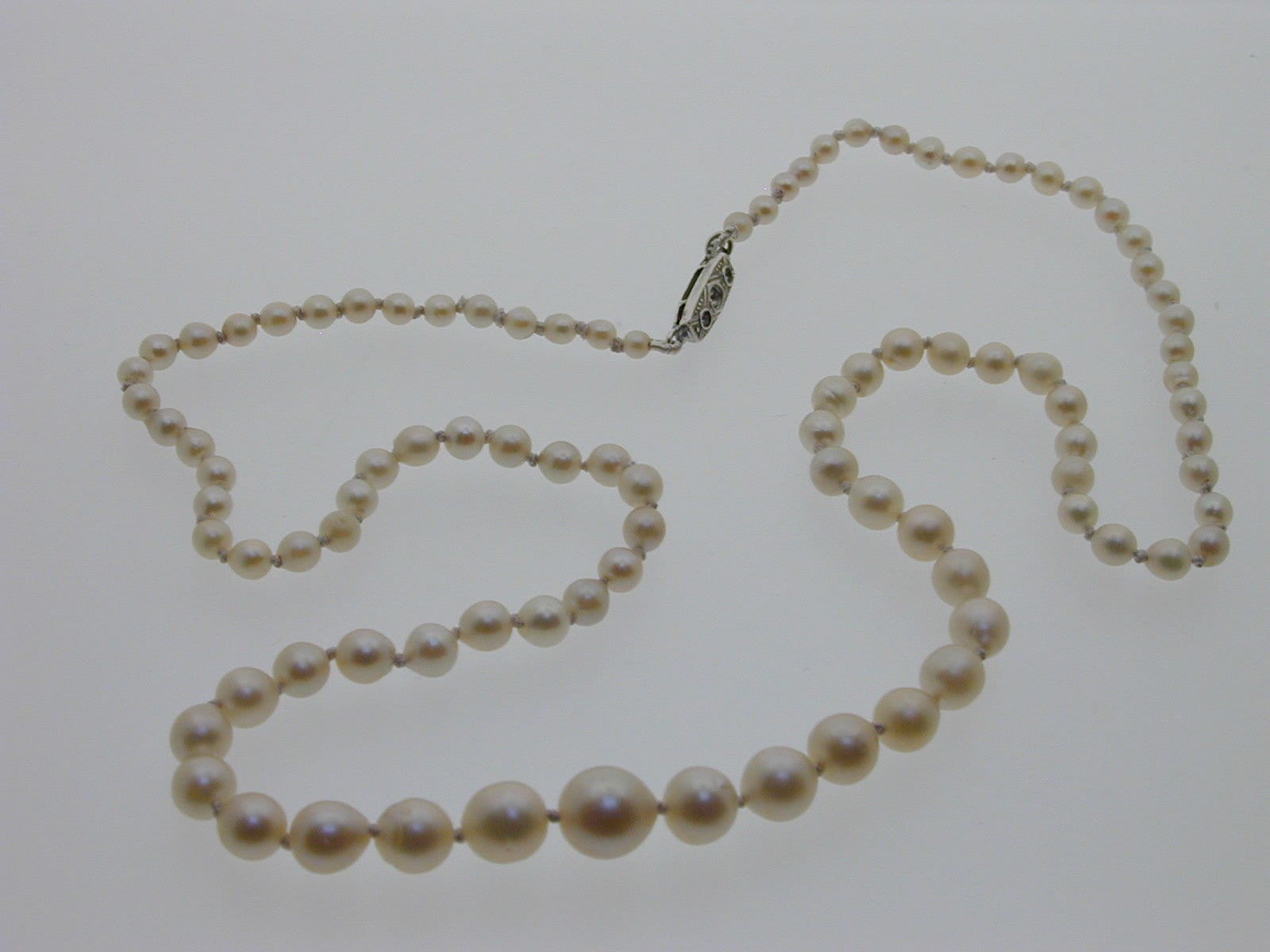 Art-Deco-Graduierte Meer Kultur Perlenkette 2, 8-7, 5 Mm Silber & Einfügen Verschluss 19" von AntiqueJewellers