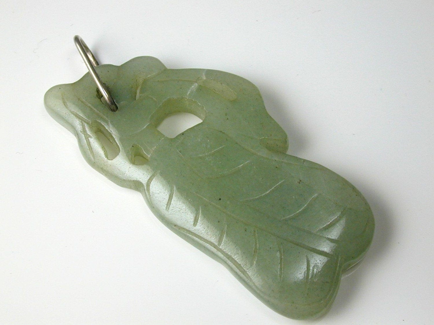 Großer Natürlicher Jade Geschnitzter Anhänger Auf Silber von AntiqueJewellers