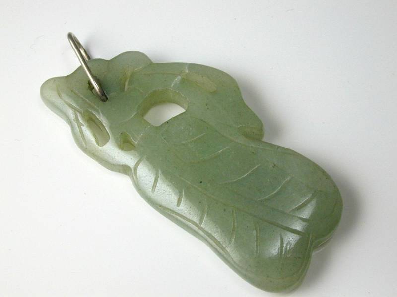 Großer Natürlicher Jade Geschnitzter Anhänger Auf Silber von AntiqueJewellers