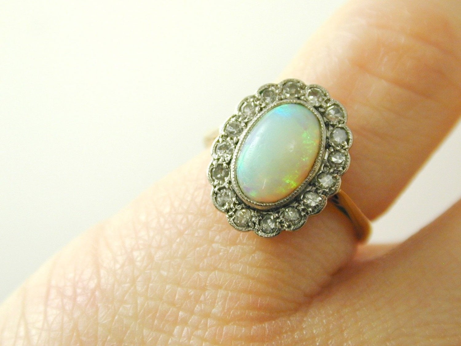 Opal & Diamant Cluster Ring Art Deco 18 Karat Gold Platin 1, 27 Größe L von AntiqueJewellers