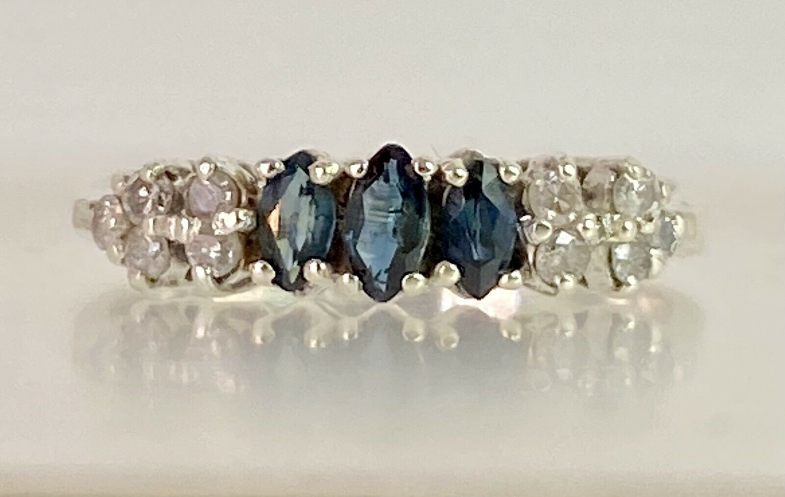 Saphir & Diamant Ring Halbe Ewigkeit Vintage Weiß Größe Q 1970 Marquise 3 Gramm von AntiqueJewellers