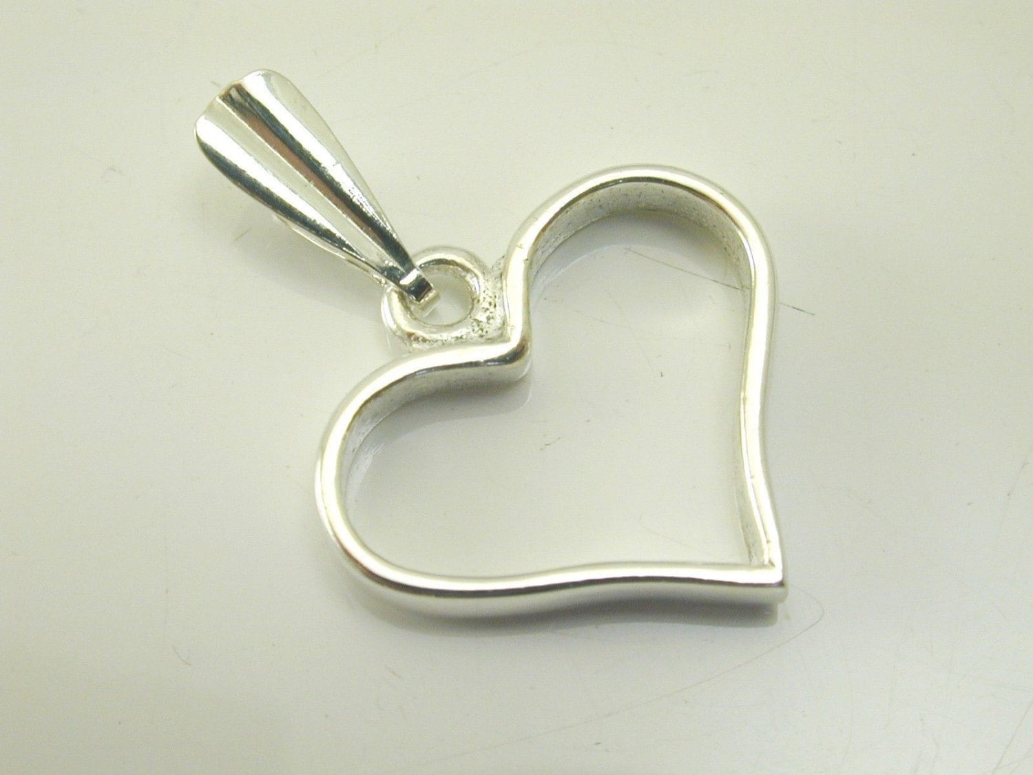 Silber Herz Anhänger Charm Umrissform 1, 5 Gramm von AntiqueJewellers