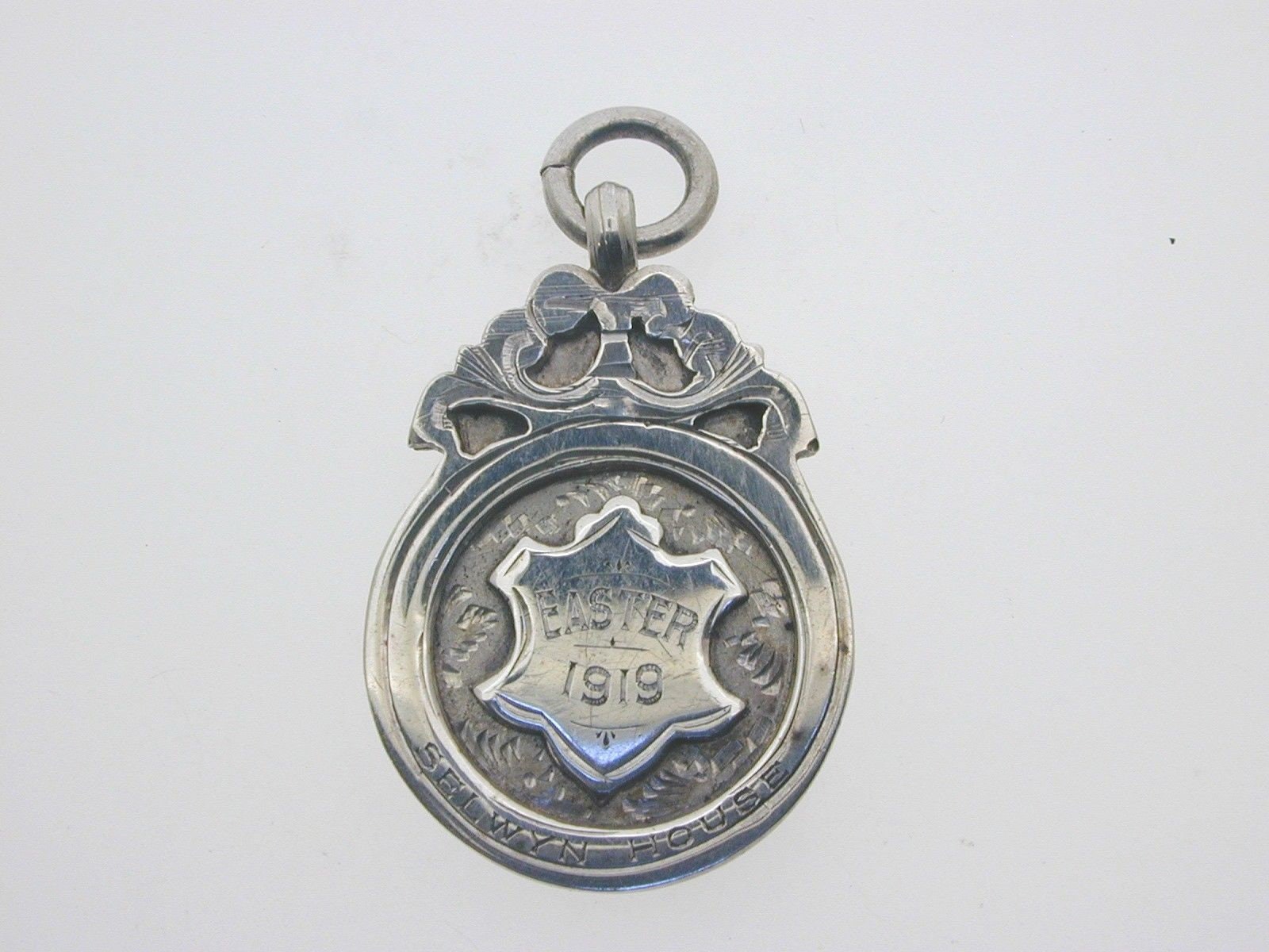 Silberne Uhr Fob "Ostern 1919 Selwyn House" Voll Punziert 1917 8, 4 Gramm von AntiqueJewellers