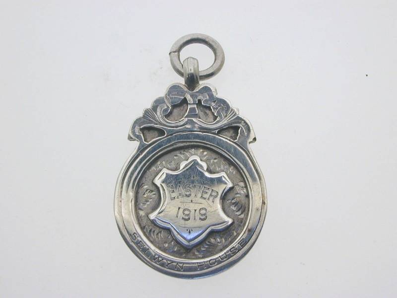 Silberne Uhr Fob "Ostern 1919 Selwyn House" Voll Punziert 1917 8, 4 Gramm von AntiqueJewellers