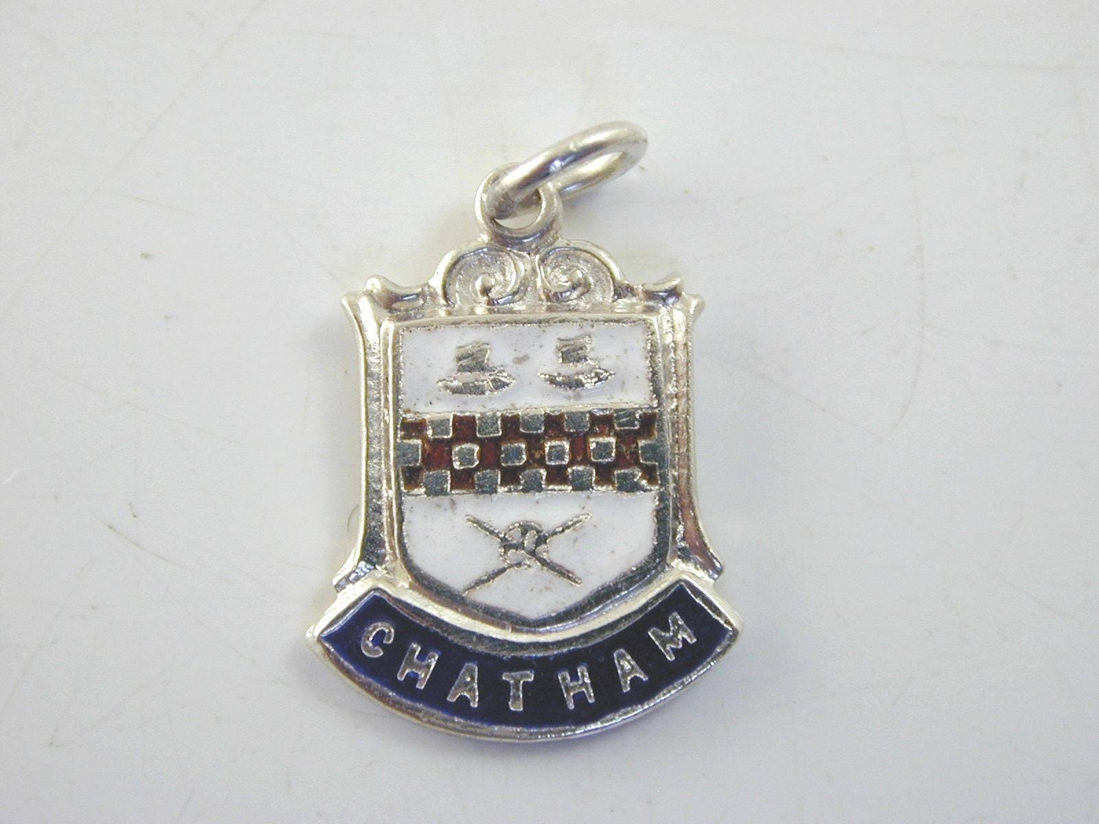 Silberschild Charm "Chatham" 1.7 Gramm von AntiqueJewellers