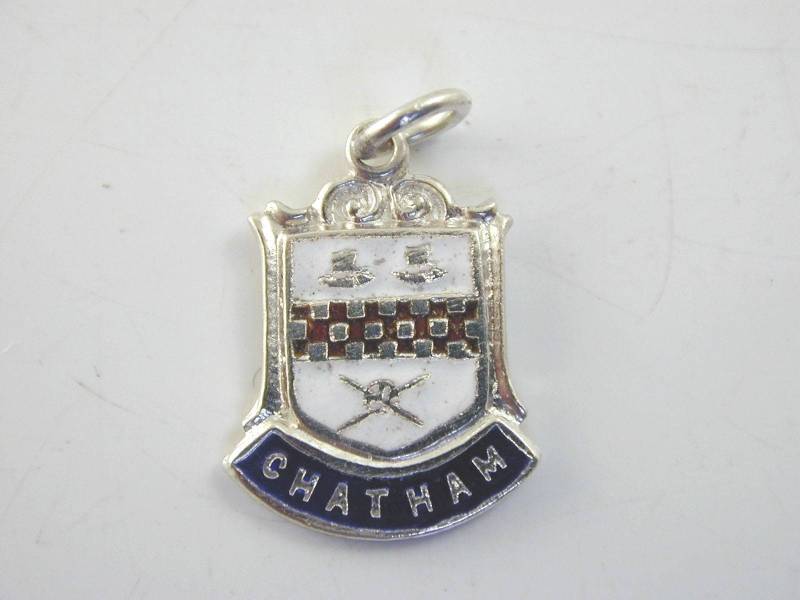 Silberschild Charm "Chatham" 1.7 Gramm von AntiqueJewellers