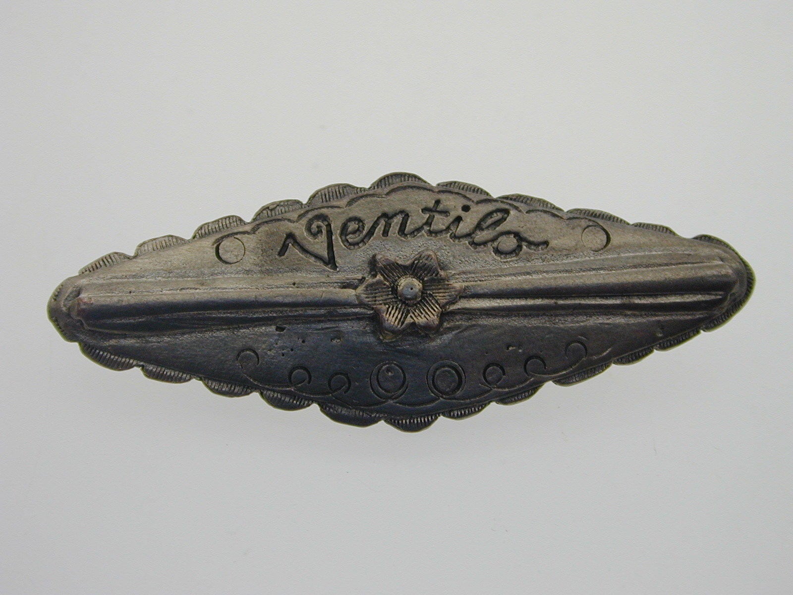 Vintage Anstecknadel Brosche "Ventilo" Mit Blume 8, 5 Gramm 58, 3 Mm X 21, 7 Mm." von AntiqueJewellers