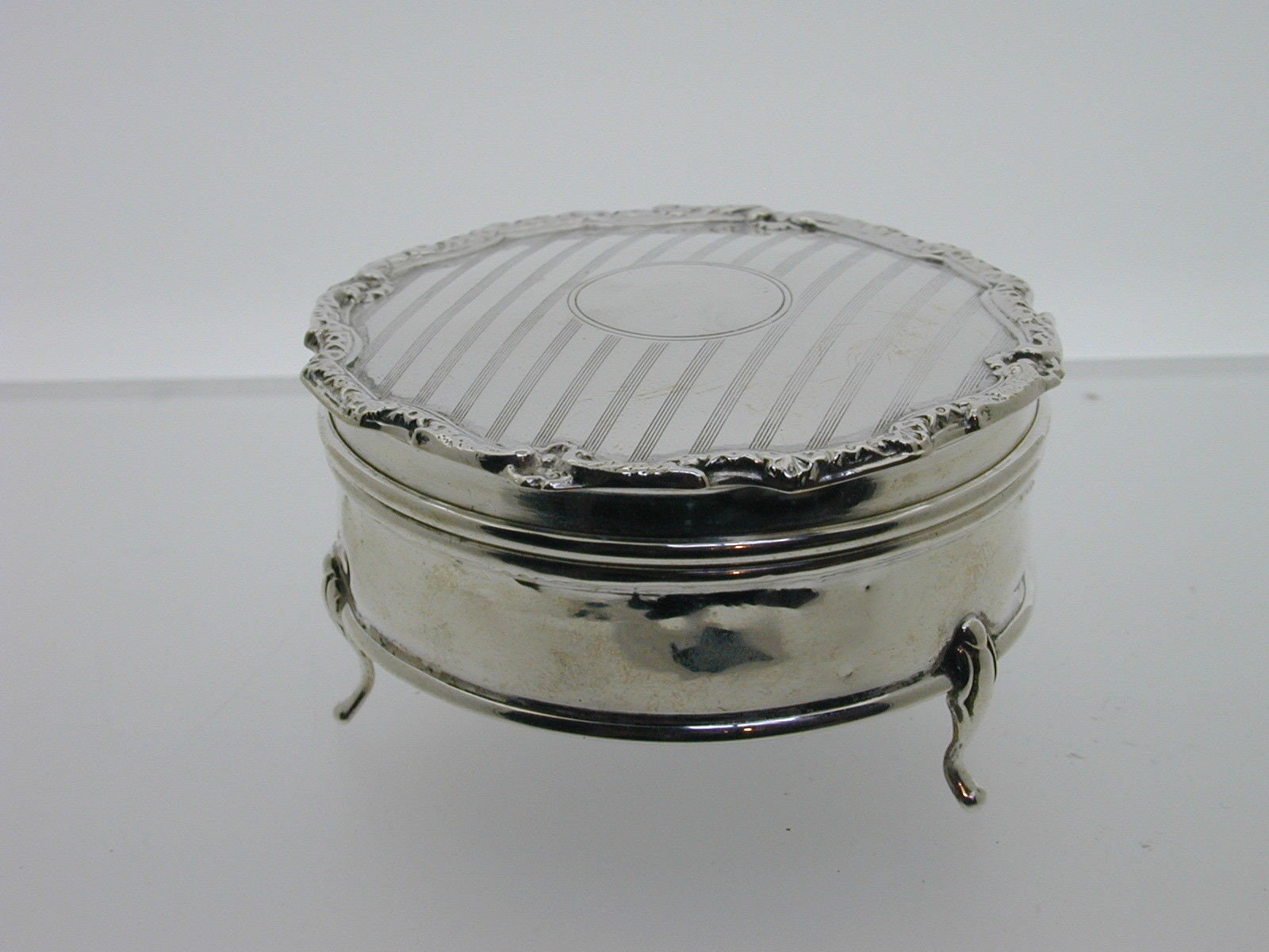 Vintage Silber Schminktisch Schmuck Kasten 3 Bein Blau Stoff Futter 1927 83, 2 G von AntiqueJewellers