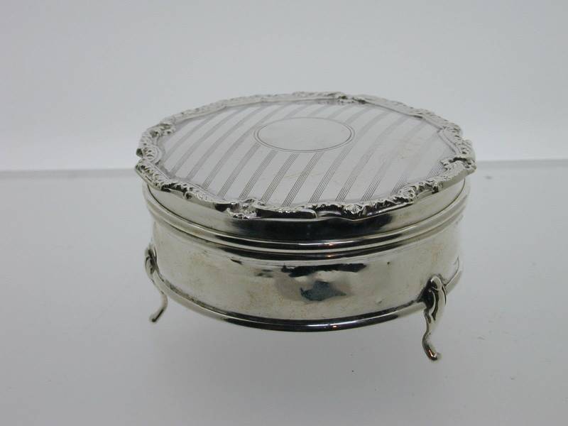 Vintage Silber Schminktisch Schmuck Kasten 3 Bein Blau Stoff Futter 1927 83, 2 G von AntiqueJewellers