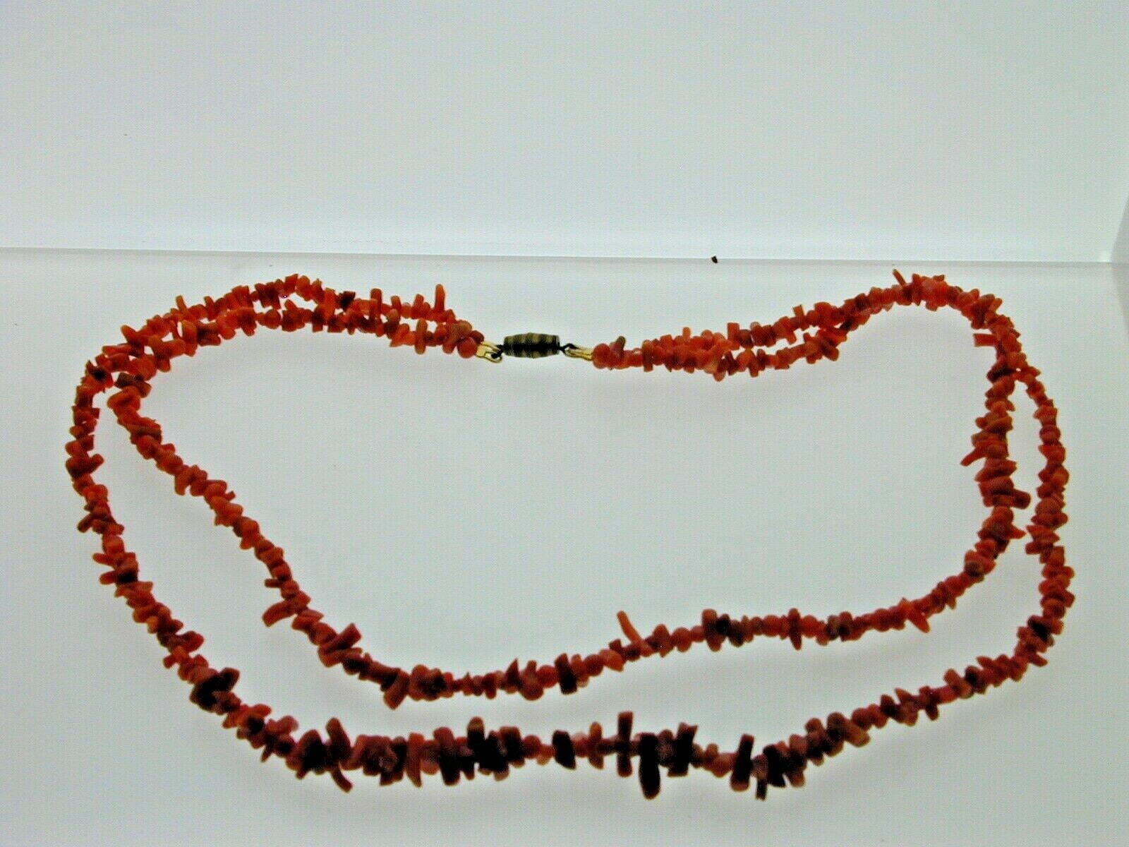 Vintage Zwei Reihen Stick Koralle & Perle Halskette Tonnenverschluss 46 1/2 " von AntiqueJewellers