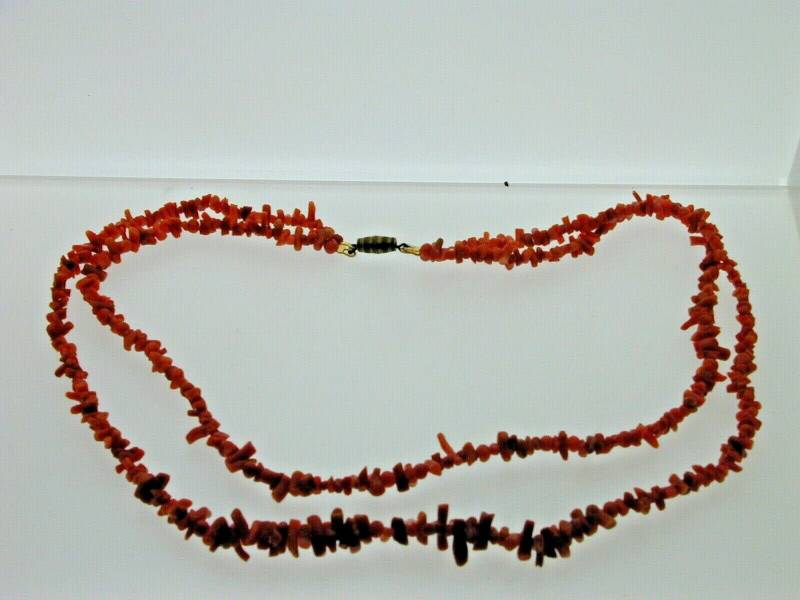 Vintage Zwei Reihen Stick Koralle & Perle Halskette Tonnenverschluss 46 1/2 " von AntiqueJewellers